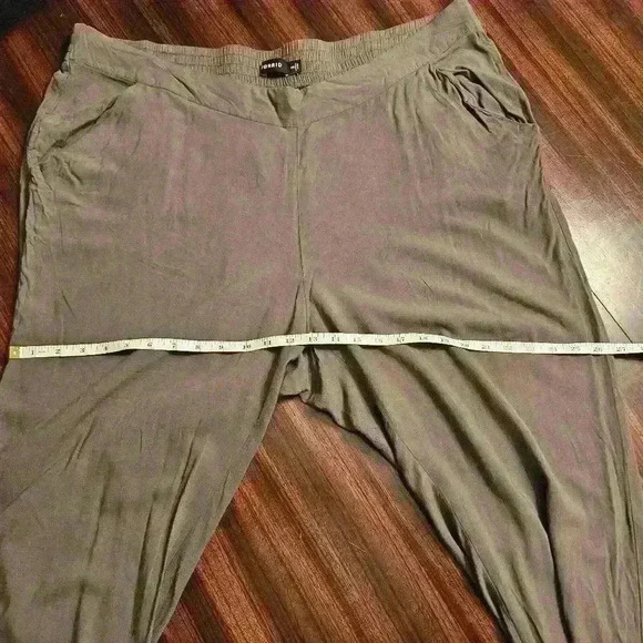 Torrid Plus Olive Green Rayon Tapered Leg Pull-on Pant Flat Front Mid-rise Sz 2 - Picture 8 of 12